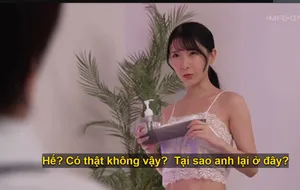 Một người phụ nữ xinh đẹp mặc quần short đen đang ngồi xổm trong tòa nhà công nghệ có một vùng lớn lông mu đen che phủ phần mu béo của cô ấy