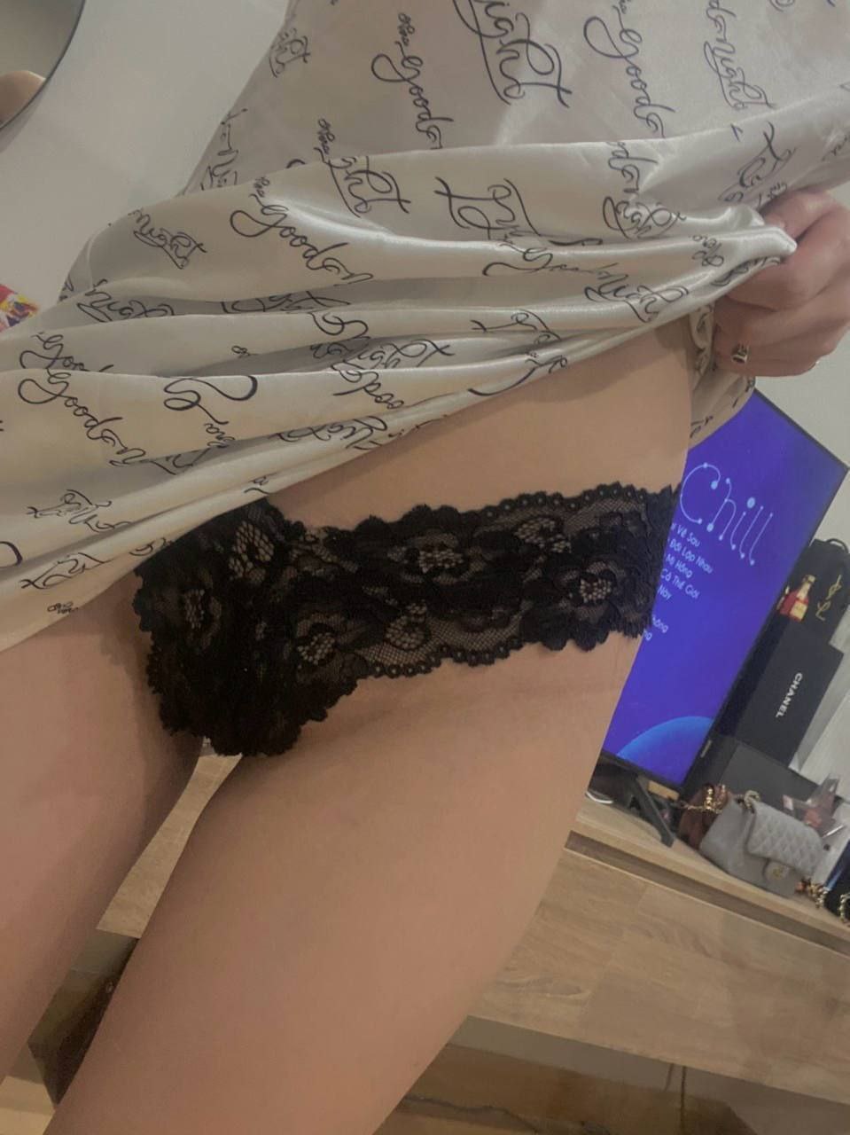 【Cuckold】 I was just chilling with her... Her handjob made my dick crazy.